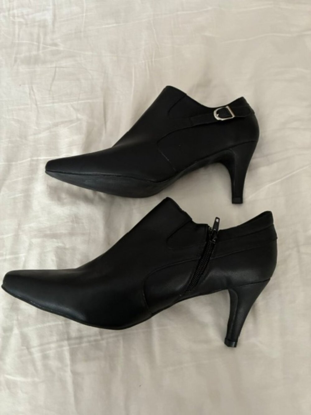 NWOB Size 11M Baretraps Caddie Black Ankle Bootie with Buckle